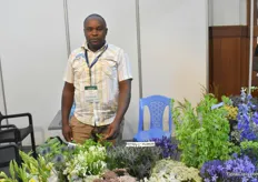 Naftaly Ndungu from Horaizo Bloom showing multiple products from his farm.